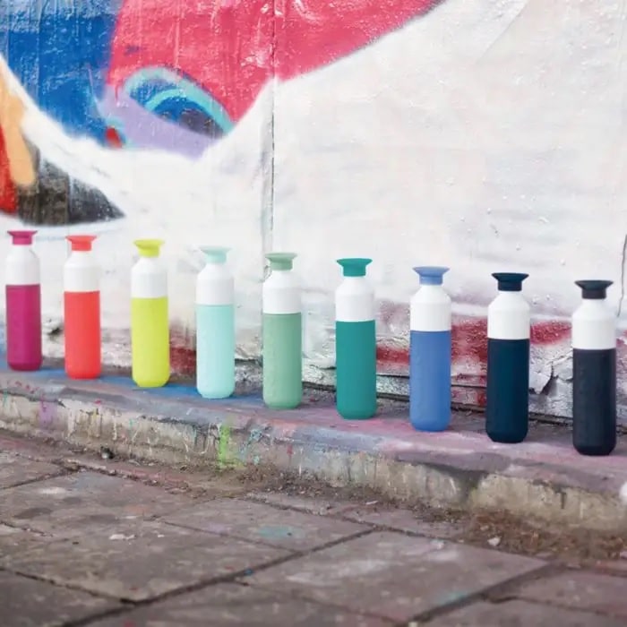 empilement de Frisbees en plastique recyclé de toutes les couleurs