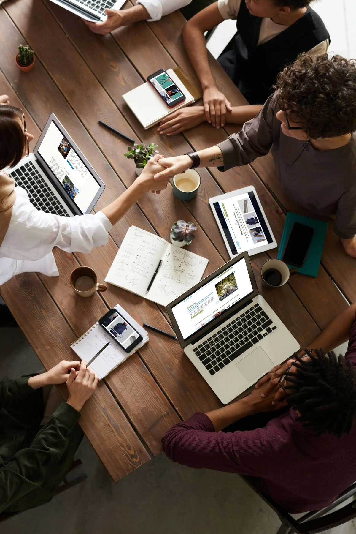 Equipe d'Eurodor autour de la table avec ses clients